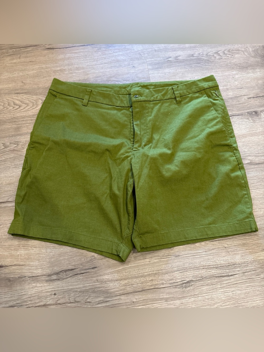 lululemon athletica Men's Olive Green Flat-Front Shorts